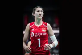 当年她们在国少国青一起挑起副攻位置，如今她们的命运各不相同。图片