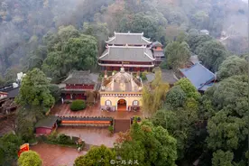 四川峨眉山最古老的寺院，传说这里的青蛙会弹琴，砖殿形似蒙古包图片