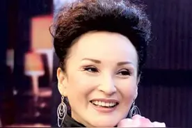 “恶婆婆专业户”陈莎莉：74岁穿衣有方，贵气感不请自来图片