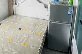 00后姑娘退租前将房间打扫得干干净净，房东看到房子忍不住发朋友圈点赞：这样的女孩必将得到生活的偏爱图片