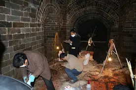 2005年，挖掘朱元璋之子墓时发现6名陪葬少女，墓门喷出阵阵白雾图片