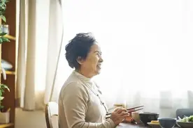 嫁给一个比自己小16岁的男人是啥感觉？60岁阿姨：就是自讨苦吃图片