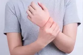 经常手脚发麻，是怎么回事？或与这5种情况有关，不妨了解图片