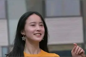 黄色T恤搭配破洞牛仔裤，时尚大气，魅力四射图片