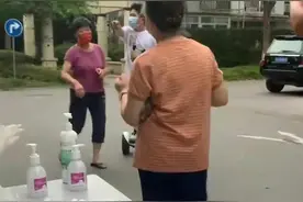 上海10岁男孩骑平衡车做核酸被拒，拿刀大吼！官方通报：约谈家长责成加强监护图片