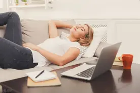 饭后躺着真的会影响消化吗？到底样怎样的姿势，对健康有好处？图片