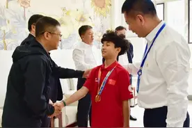 热烈欢迎！世界霹雳舞冠军崔圣雨载誉归来图片