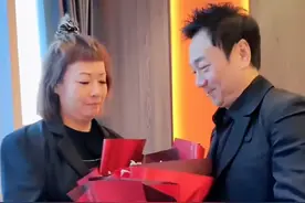 黎耀祥夫妻比年轻人还恩爱！妻子扎小揪揪嫩成老少女，看不出56了图片