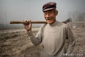 1968年吉林老农挖地突遇毒蛇，正要挥锄猛砸，却发现毒蛇一动不动图片