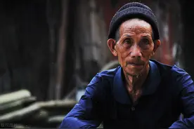 一对耄耋老人的无奈图片