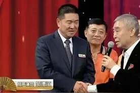 赵本山与主持人邹德江闹翻，徒弟演到一半被请下场，到底谁对谁错图片