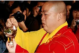 少林寺年入两亿的香火钱，最终去了哪里，释永信：我月薪700元图片