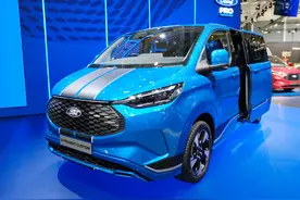 新款福特全顺实车亮相，外观很霸气，侧滑门，四种动力图片