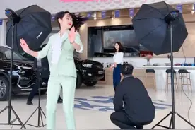 两个4s店的气质女神跳舞，你更喜欢哪一个图片