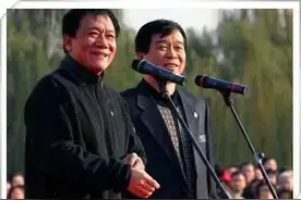相声演义：石富宽先生在相声界的辈分到底是文字辈还是宝字辈的？图片
