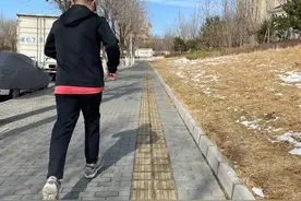 岳云鹏与老婆罕过二人世界，一起跑步背影甜蜜，千万豪宅意外曝光图片