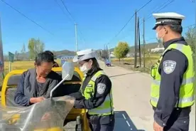 大爷永远是大爷，霸气拖拉机手怒怼查车者:收庄稼了就来查车!图片