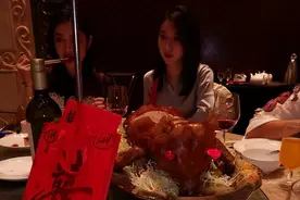 大连一女子邀请30位老同学聚餐，点了12瓶茅台，结账时集体破防！图片