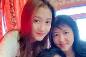 明星与父母合照，肖战与爸爸长得好像，刘亦菲妈妈比刘亦菲还要美图片