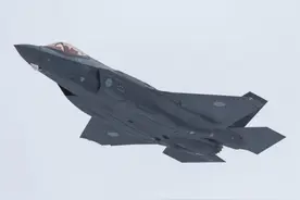 从未见过这样没用的先进战机，日本F35处于歼20阴影下有多憋屈？图片
