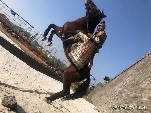 我在横店当4年群演，特殊要求会加钱，光屁股拍戏8000，女的更多