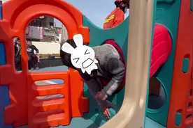 哭笑不得！放风时刻，孩子一头“扎进”游乐设施里了图片