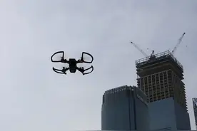 高楼也不安全！女子洗完澡全裸在家，窗外无人机对她偷拍图片