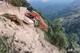 触目惊心！挖机不慎坠崖，危险就在一瞬间图片