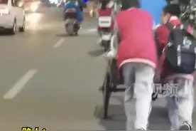 两初中生帮蹬三轮车老人推车爬坡图片
