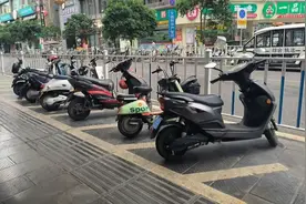 【你反映我咨询】电动车停在车位上被拖走了？什么情况？图片