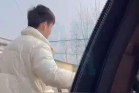 安徽一哥哥扶着妹妹出嫁的婚车，全程一句话都未说，回头令人破防图片