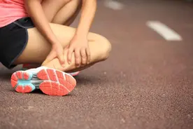 崴脚后该热敷or冷敷？提醒：正确护理很重要，做好这4点恢复快图片