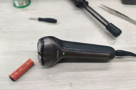 十年前的飞利浦电动剃须刀，自己动手更换电池，还能再战十年图片