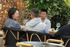 童瑶素颜喝酒肿到快认不出，拿电子烟与男性调笑，富豪老公疑在旁图片