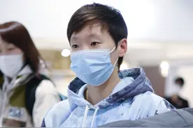 国乒奥运冠军归队集训！主管教练到场接她，王曼昱为冬奥会做宣传图片