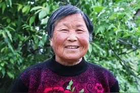 1996年安徽老太捡到两名弃婴，捡破烂供其读书，孩子考上硕士报答图片