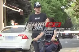 50岁王学兵胖到认不出，路边摊买菜无人识，三婚娶娇妻过平凡生活图片