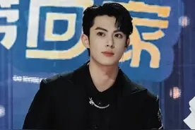 檀健次《长相思》爆火后代言不断 凌晨出入酒吧时身高成亮点图片