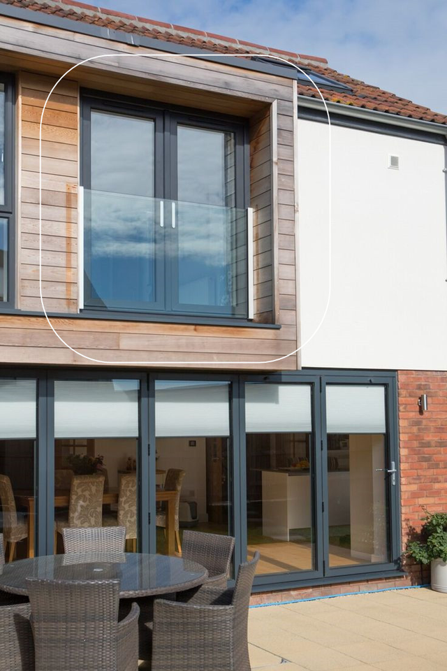 再封阳台,我也试试玻璃门,跟普通窗户一对比,光通风这块就赢了