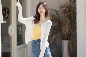 破洞裤已经过时了，今年流行在裤脚“剪一刀”，中年女人穿也时髦图片