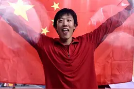 曾经是冠军的运动员张国伟，如今居然要靠表演“龙吸水”恰饭！图片