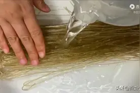 家里有粉条的留意，用水泡一泡，出现这种情况不建议再吃，涨知识图片