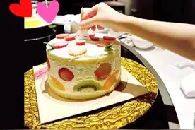 周渝民为老婆庆祝35岁生日，夫妻甜蜜合影曝光，由6岁女儿拍摄图片