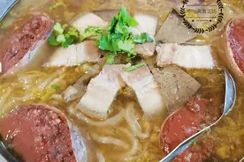 3个南方小伙来东北出差，点了5个菜，老板劝不住，上菜后傻眼了图片