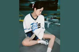 欧阳娜娜私服，穿白色宽松运动卫衣配短裤，早秋风休闲甜酷图片