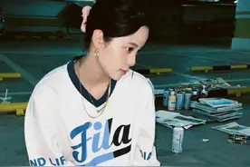 欧阳娜娜私服，穿白色宽松运动卫衣配短裤，早秋风休闲甜酷图片