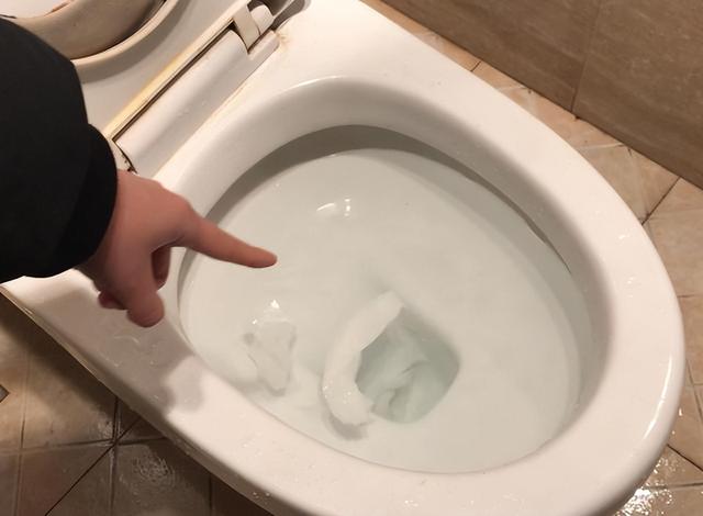 家里马桶下水慢怎么办