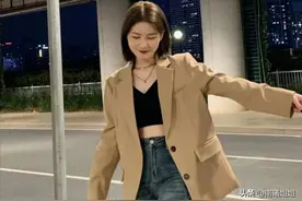 最近火了一种穿法：“西装+马蹄裤”，高级显腿长，小个子也适合图片