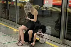 年轻女孩坐在男友背上，这一幕刺痛了网友：爱你下跪的模样？图片