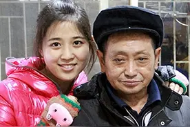 重庆一光棍捡到女婴，终身未娶供她读研，如今怎样了？图片